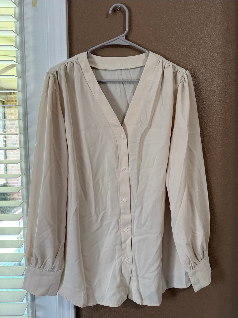 🥳 7/$10!! Women's Cream V-Neck Button Front Blouse - Size XXL